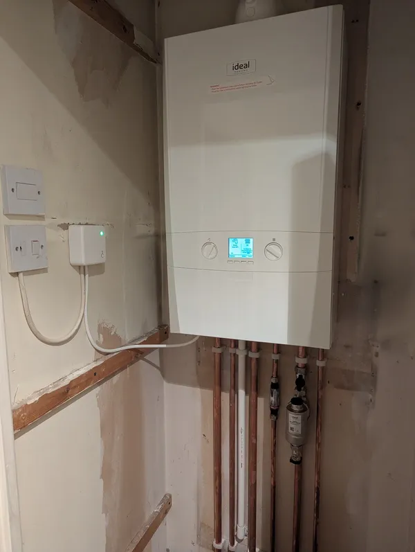 Photo Cameron Head attached to his Google review: his new Ideal boiler with copper pipework